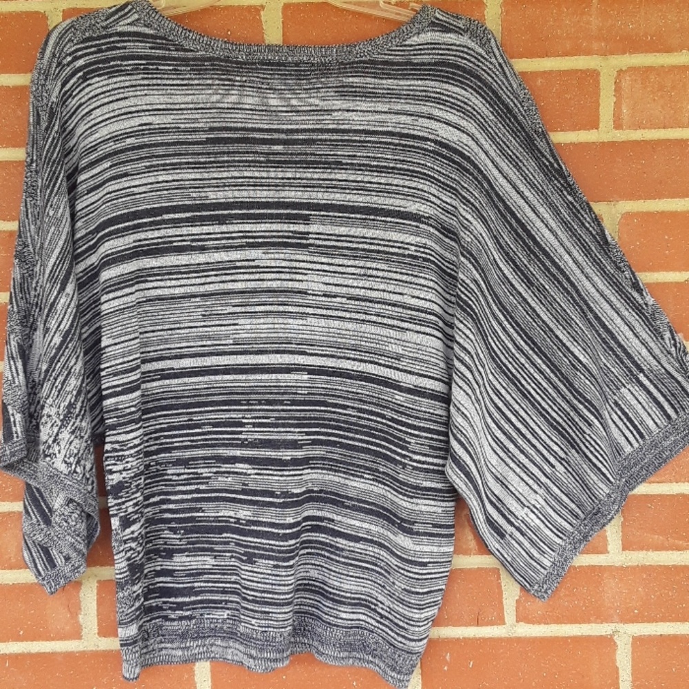 New York & Company v-neck sweater top, sz M - Picture 4 of 8